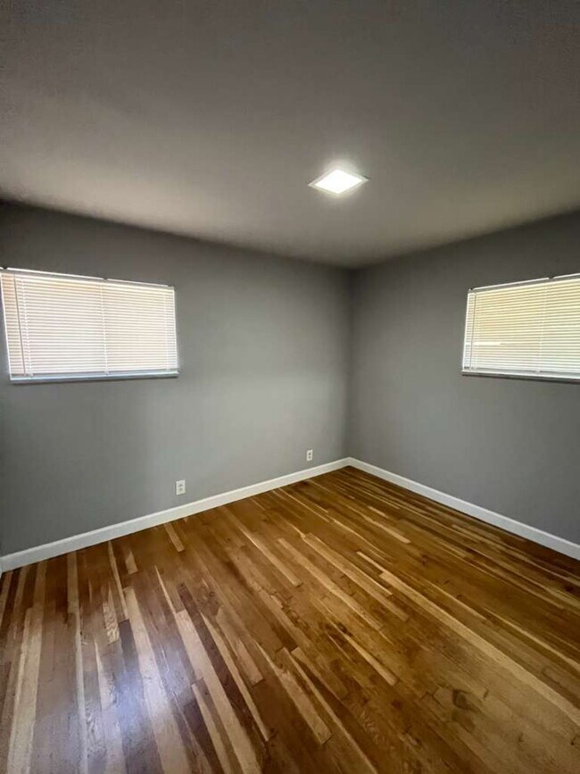 Building Photo - 3/1 on Spring Garden available 10/1/2026 - Beautiful inside + GARAGE
