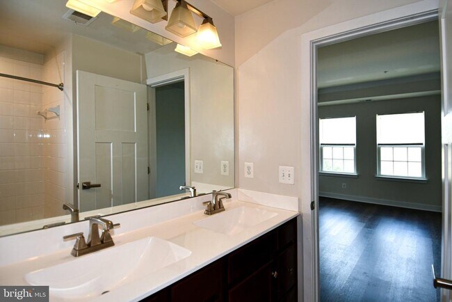 Building Photo - 4917 Crest View Dr