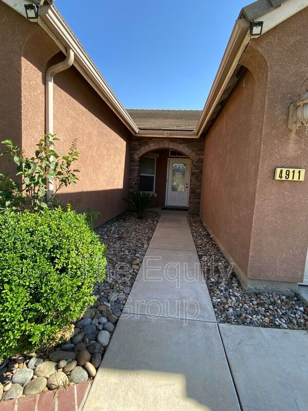 Building Photo - 4911 W Elkhorn Ave