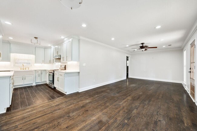 Building Photo - Beautifully Renovated Ranch Floor Plan, 3 ...