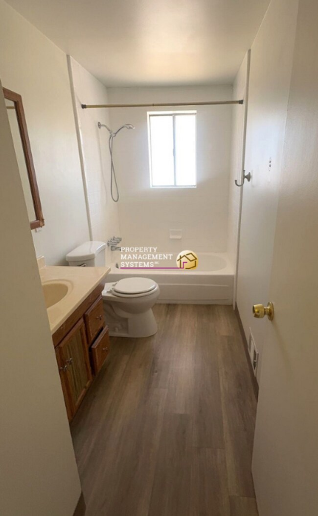 Building Photo - 824-826-826 WhiteMaple Way