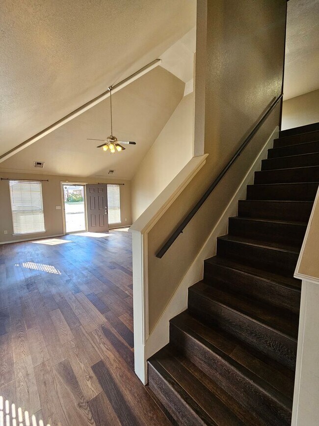 Building Photo - (3) Bed or (2)Bed + Bonus Room/(2.5) Bath ...