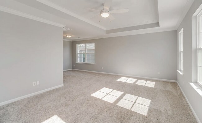 Building Photo - Spacious 5-Bedroom Home with Modern Finishes in Prime Elgin Location