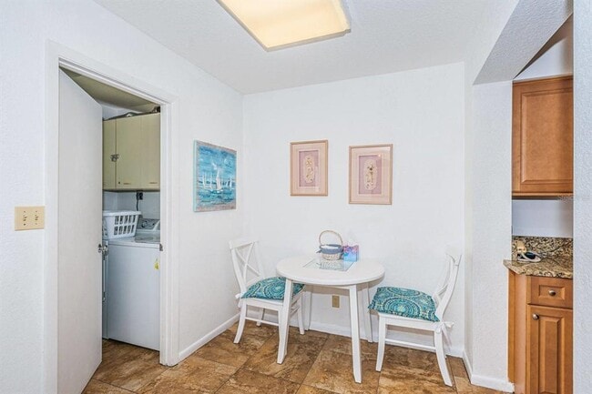 Building Photo - 5801 Bahia Del Mar Cir N