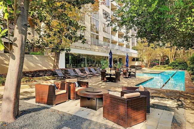 Building Photo - 121 N Post Oak Ln