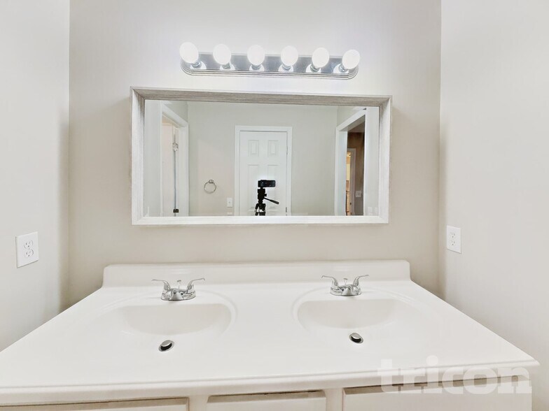 Building Photo - 112 Glengariff Ln