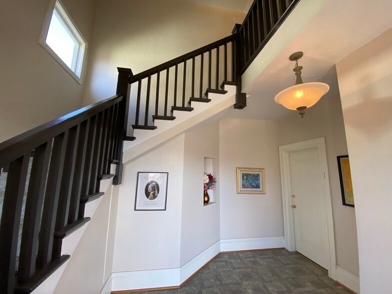 Building Photo - 823 A St