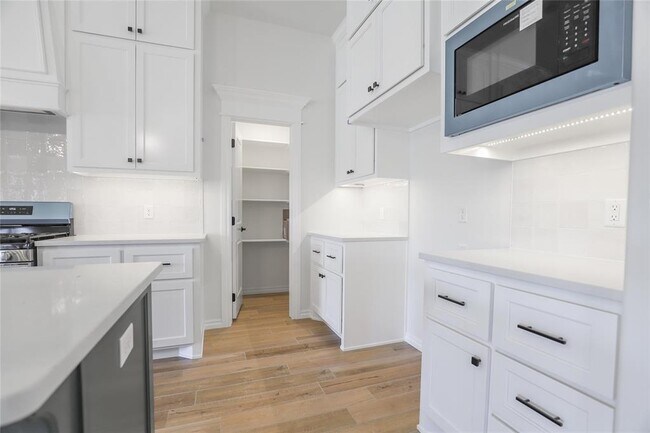 Building Photo - 8201 Mountain Oak Dr