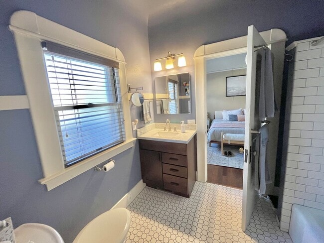 Building Photo - Well-Appointed Naglee Park Historic Home