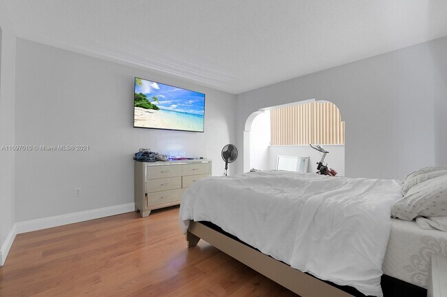 Building Photo - 1555 W 44th Pl