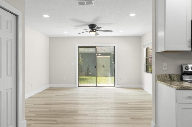 Building Photo - "Chic & Cozy 2-Bed Retreat with Granite Touches in Palm Coast!"