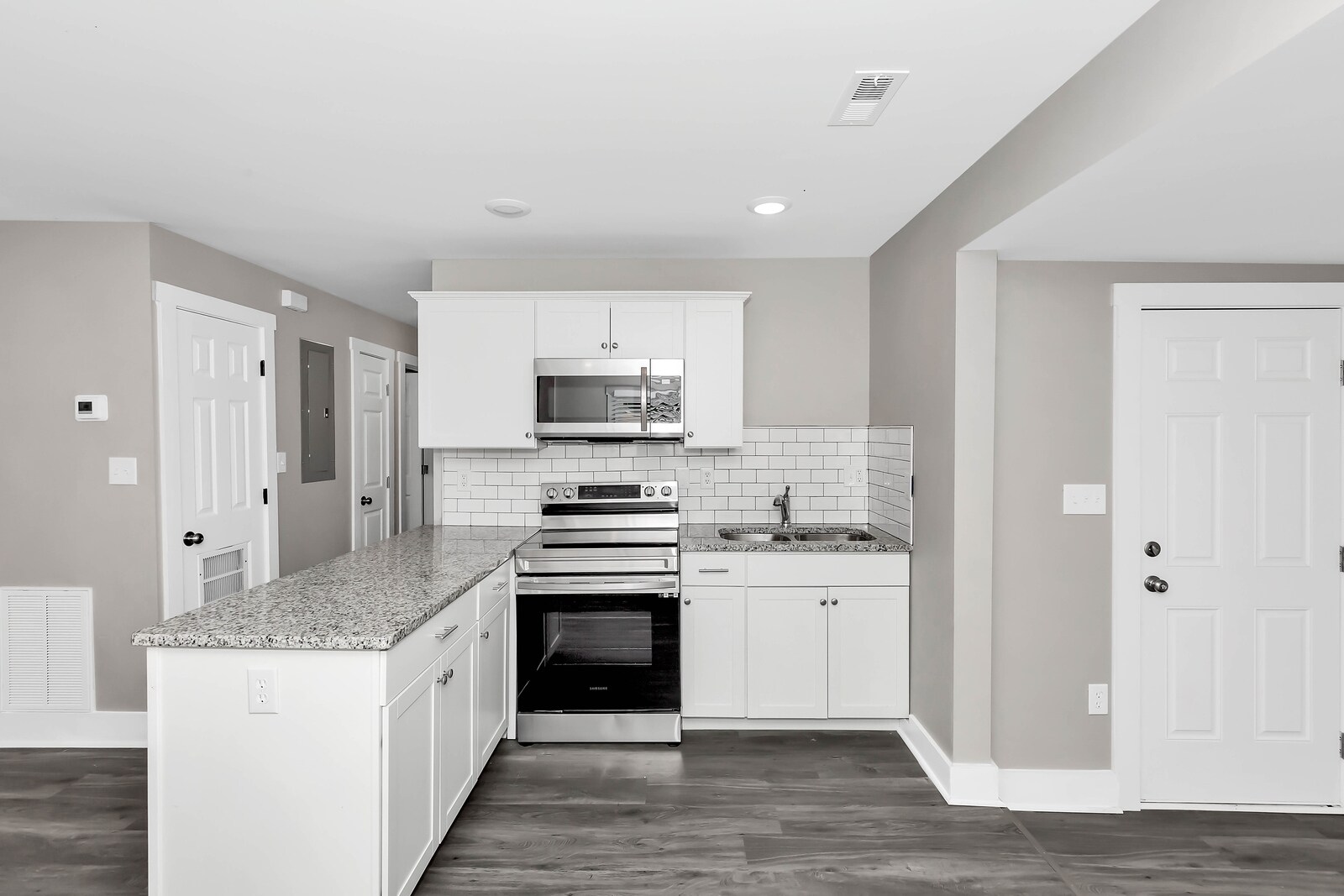 Building Photo - 908 Fairway Dr NW