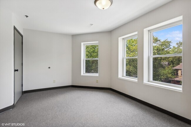 Building Photo - 512 S Chicago Ave