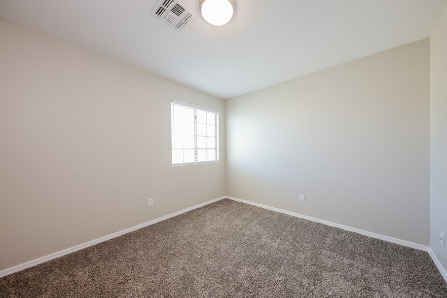 Building Photo - 2255 E Parkside Ln