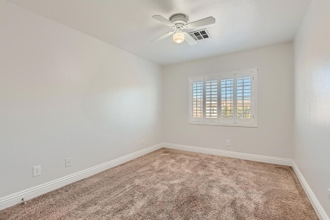 Building Photo - 5 Bedroom in Silverado Ranch!