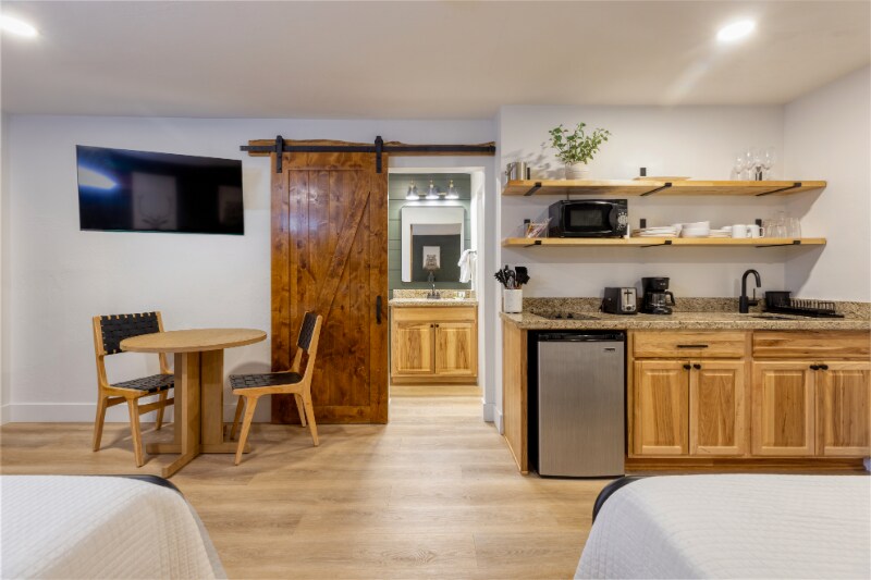 Building Photo - 1078 E White Mountain Blvd