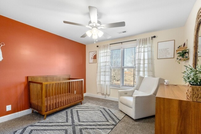 Building Photo - 5 Bedroom Pet Friendly Home For Rent!