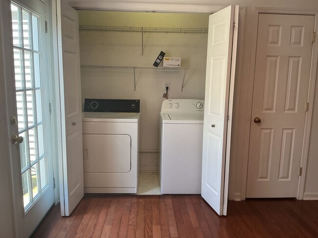 Building Photo - Move-In Ready 2-Bedroom Townhouse in the H...