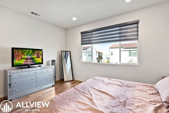 Building Photo - Bright & Upgraded 2 bedroom Anaheim Townhome in Prime Location!