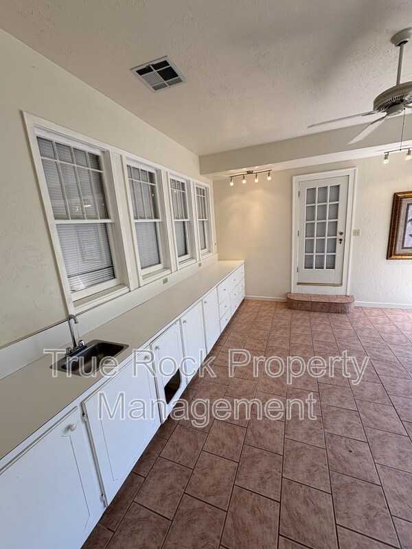 Building Photo - 1316 S Johnston Ave
