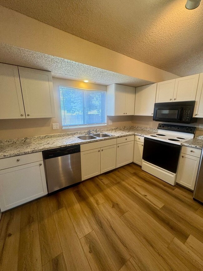 Building Photo - 4 Bedroom Home in Village 7, Centrally Loc...