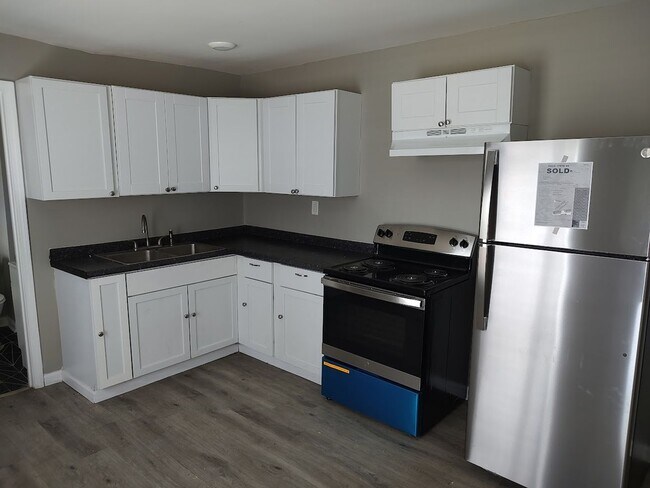 Building Photo - Updated & Renovated 3 Bedroom Cottage  LEASING SPECIAL – Move in by 9/1/2026 and October rent is ...