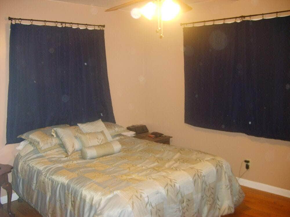 Bedroom 2 - 2015 W Arrowhead Dr