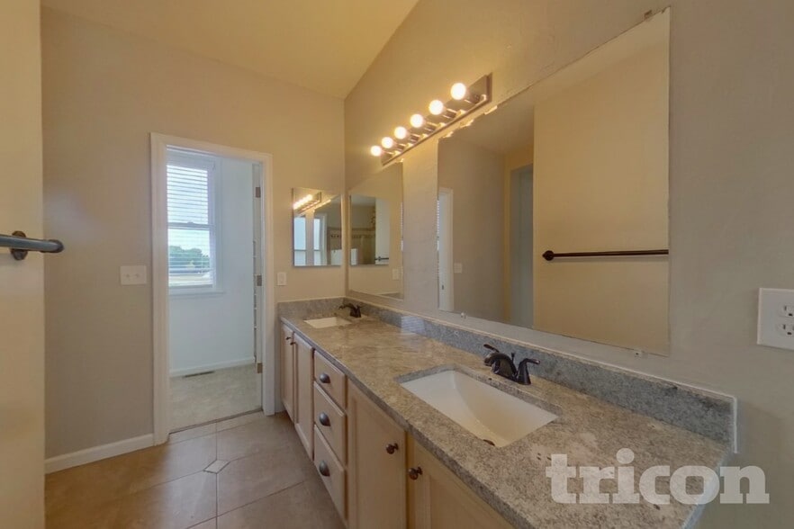 Building Photo - 16240 Quarry Hill Dr