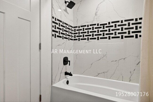 Building Photo - 10920 Oak Knoll Terrace N