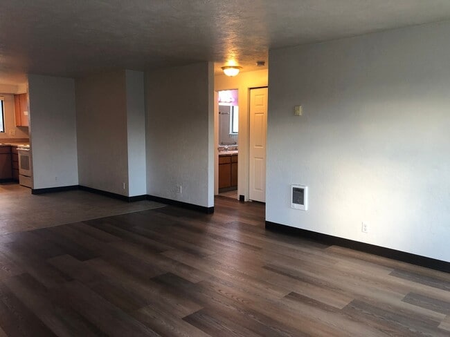 Building Photo - 2 bedroom 1 bath duplex in Cottage Grove!