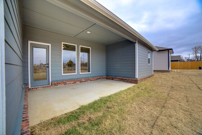 Building Photo - 4 BEDROOM CAPITAL HOME IN SAND SPRINGS!!!