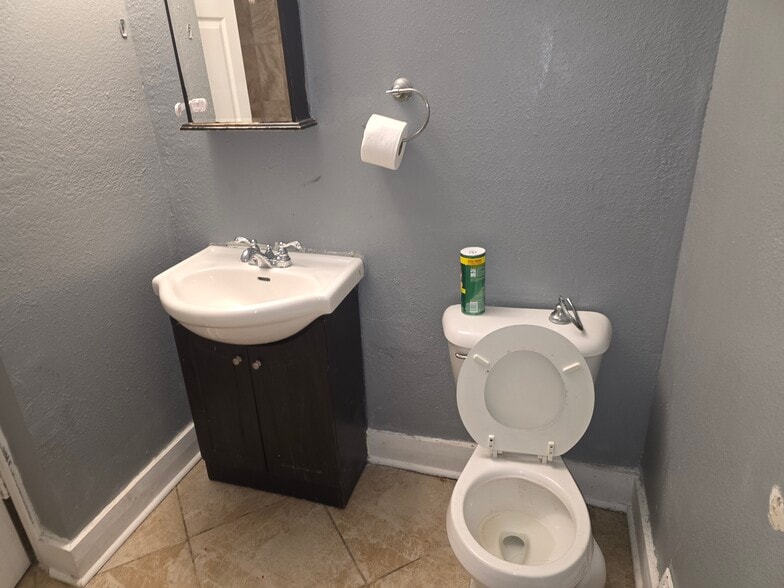 Building Photo - 2435 N 15th St