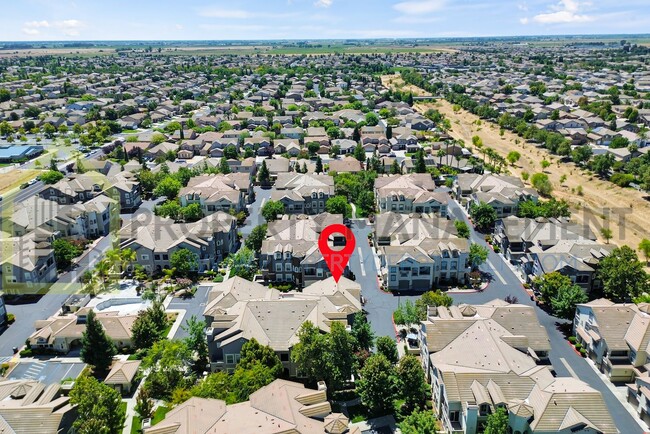 Building Photo - Spacious 2 (or 3!) Bed Condo in Gated Comm...