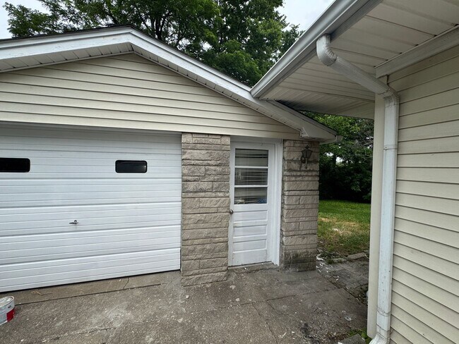 Building Photo - 537 Lisa Dr