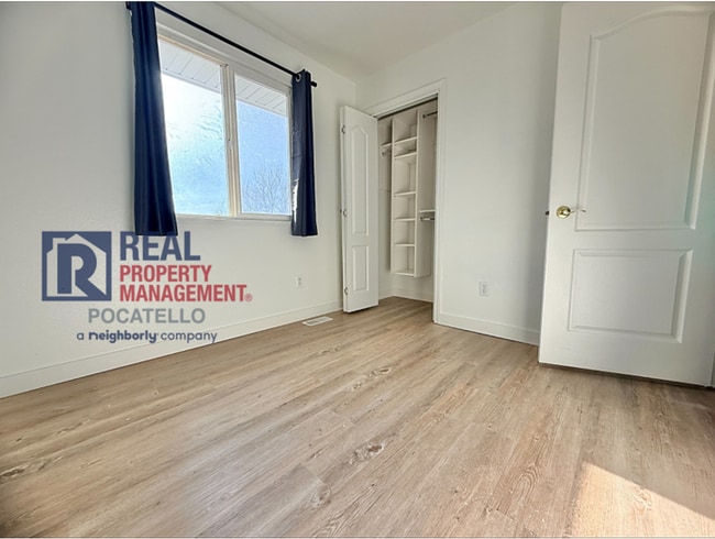 Building Photo - 4 bed 3 bath house - 2 car garage - RV parking