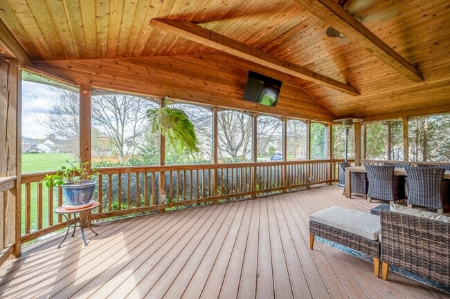 Building Photo - Stunningly Updated Home in Evergreen Meado...