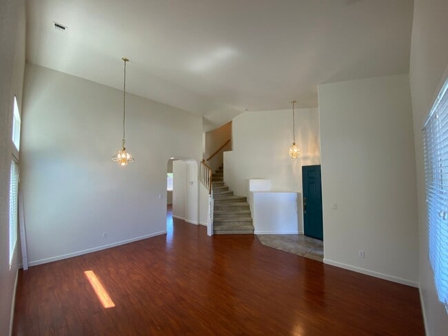 Building Photo - Spacious & Nice!