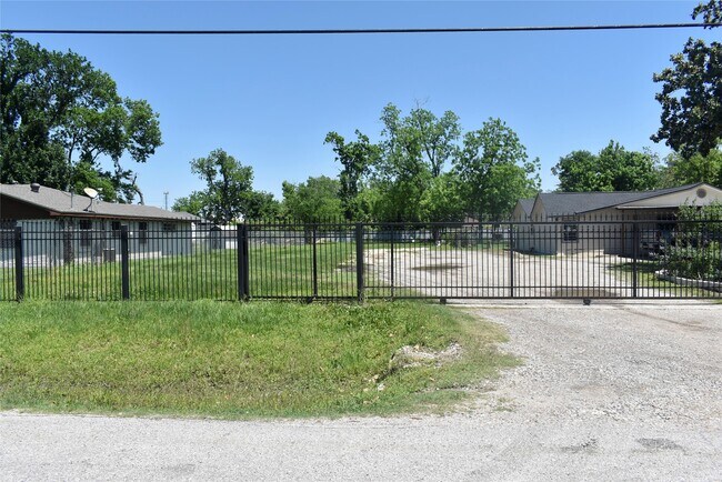 Building Photo - 5922 Lavender St