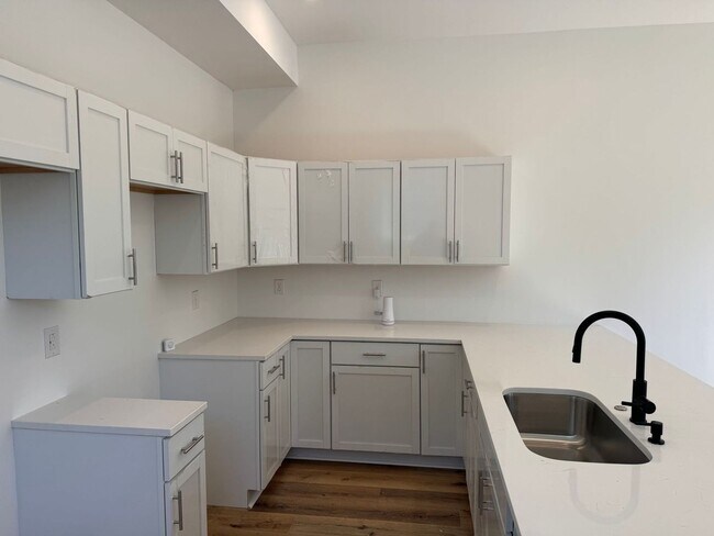 Building Photo - Brand new luxury townhome on the eastside. Section 8 approved!!!