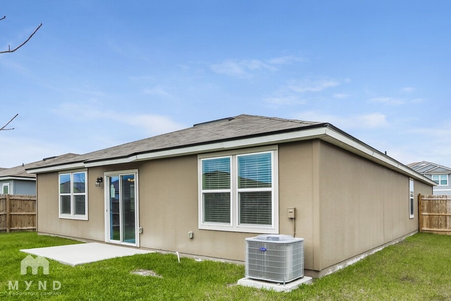 Building Photo - 2195 Pebble Point Dr