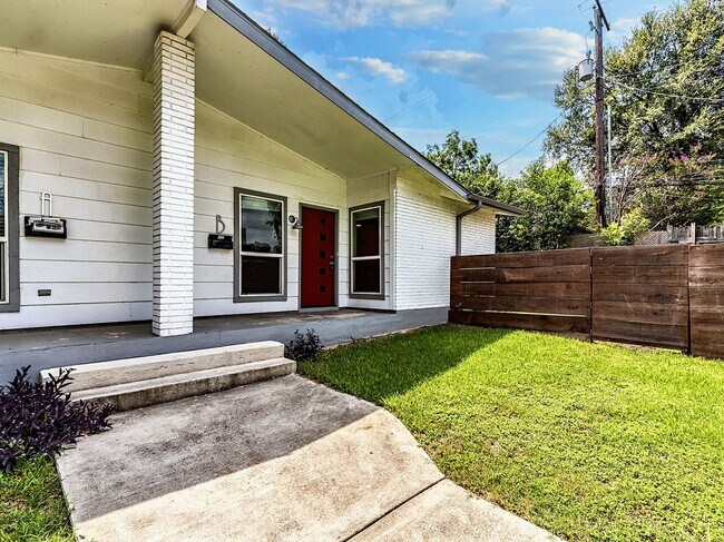 Building Photo - 2401 La Casa Dr