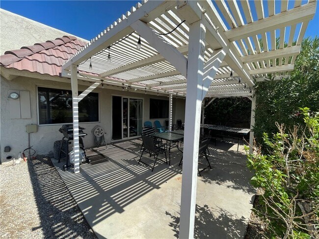 Building Photo - 2677 Country Club Dr