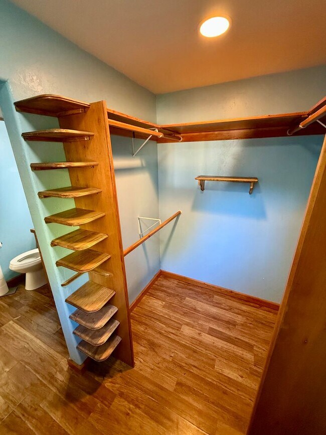 Building Photo - Victorian Charmer – 3 Bed, 1.75 Bath – Utilities Included!