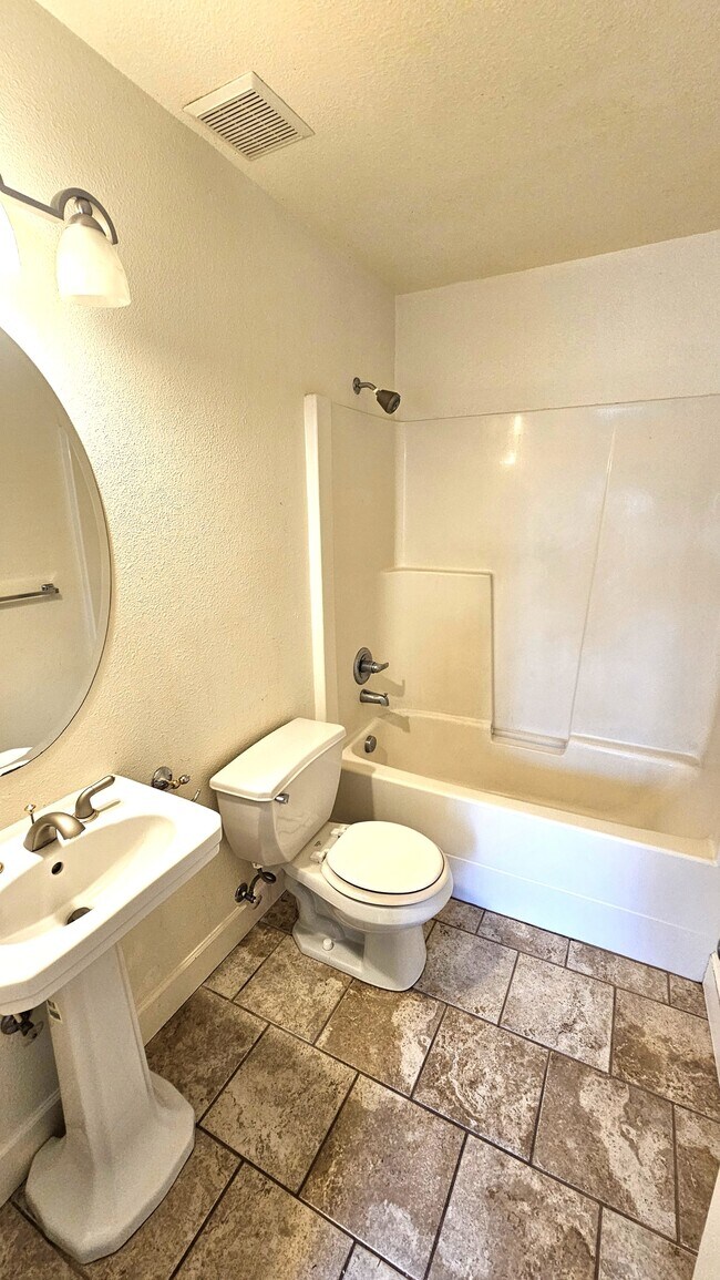 Building Photo - 5264 NE 121st Ave