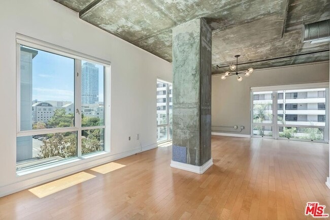 Building Photo - 645 W 9th St