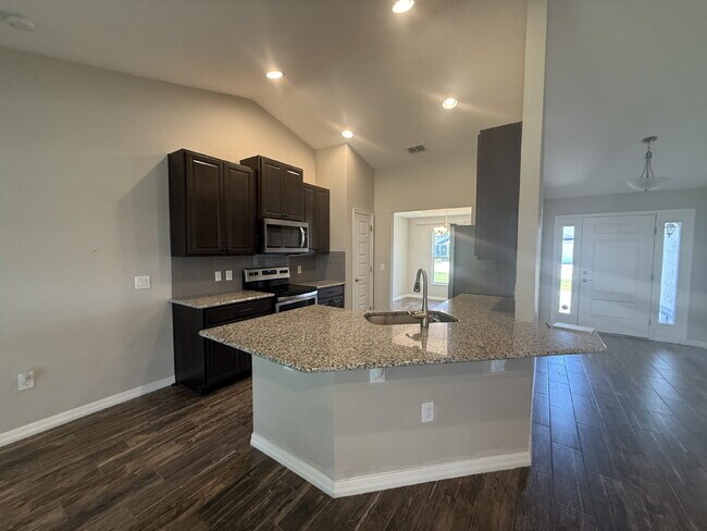 Building Photo - Beautiful and Spacious 3/2 with Separate Entrance 1/1 In-Law Suite, RV Parking