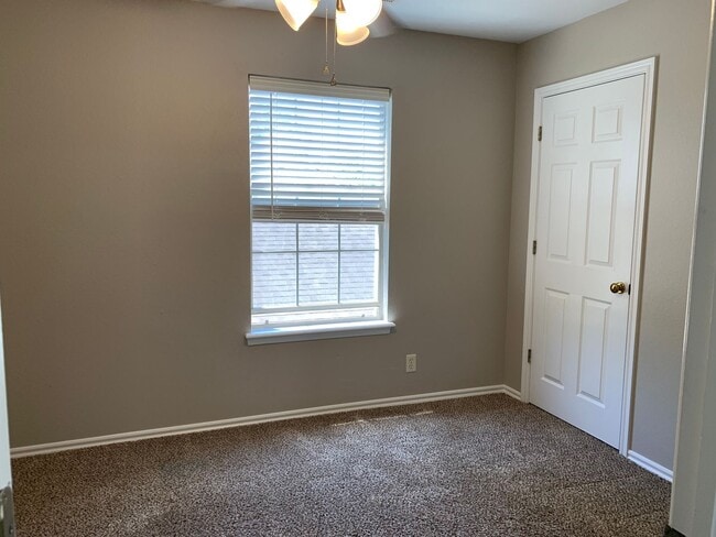 Building Photo - Spacious 4-bedroom home offers an easy com...