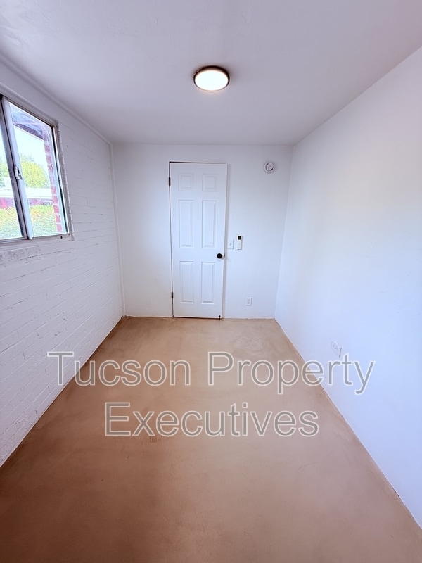 Building Photo - 814 N Alvernon Way