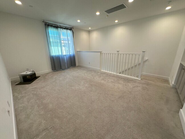 Building Photo - Spacious 4 Bed 2.5 Bath Home in Mountain House with Solar!