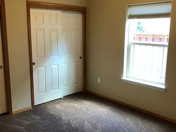 Building Photo - "Charming 3-Bedroom McMinnville Home with Cozy Fireplace and Spacious Living!"